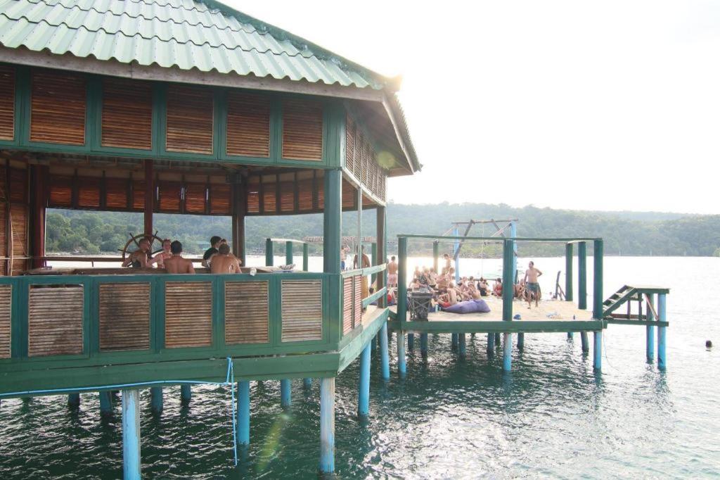 แมดมังกี้ เกาะรง ซัมเลิม Hostel เกาะรงสำลน ภายนอก รูปภาพ